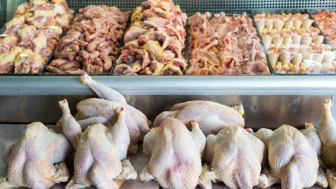 Сплошная химия вместо мяса: Роскачество занесло в черный список самый отвратительный бренд филе цыпленка Бюджетная, универсальная, привычная — курица ос...
