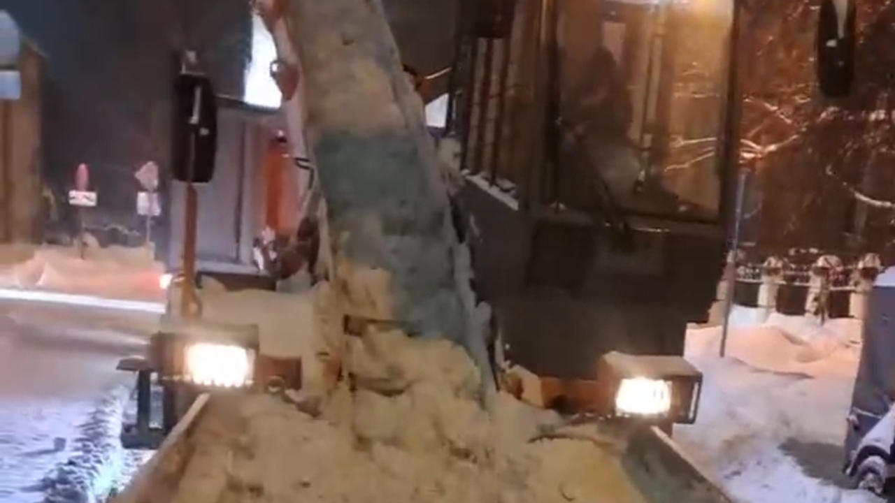 Казань установила рекорд по числу техники, задействованной в снежной уборке В Казани в ночь на 1 февраля для уборки снега з...