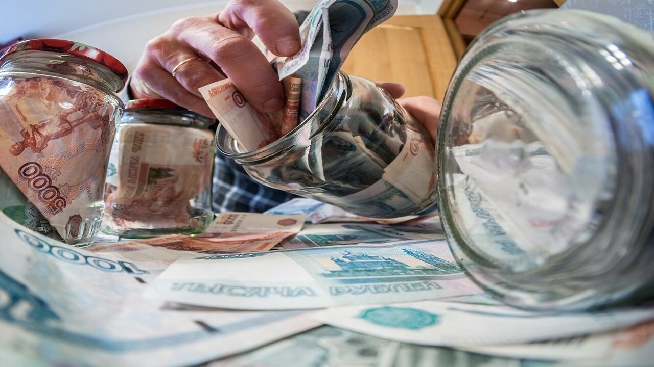 Девальвация и инфляция набирают обороты в 2025: гражданам РФ рекомендуют начинать спасать свои сбережения - советы экспертов Новые стратегии инвестирования в России в 2025 ...