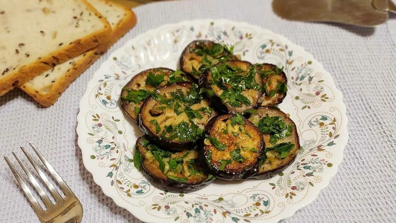 Не жирные и не пригоревшие: вот как вкусно пожарить баклажаны – съедят до последнего колечка и попросят добавки Каждое лето мы сталкиваемся с традиционной проб...