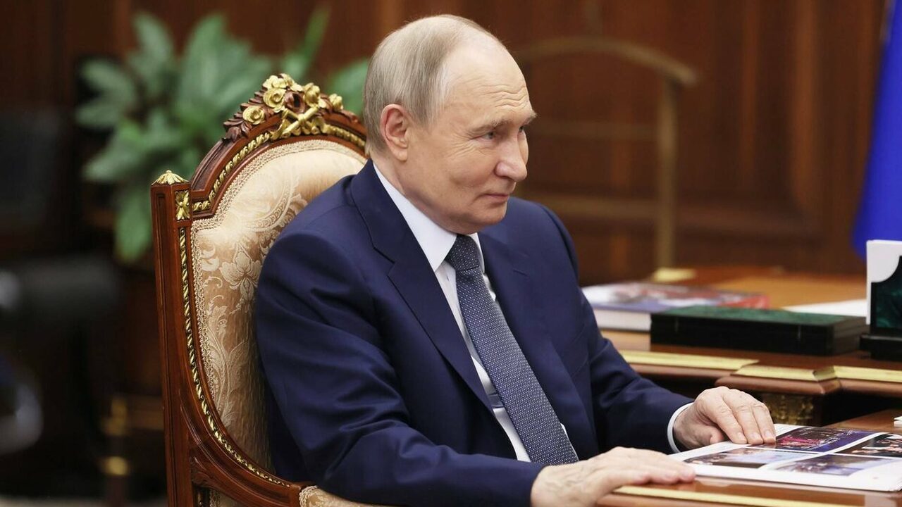 Путин отметил госнаградами четырёх жителей Татарстана Президент России Владимир Путин подписал указ о...