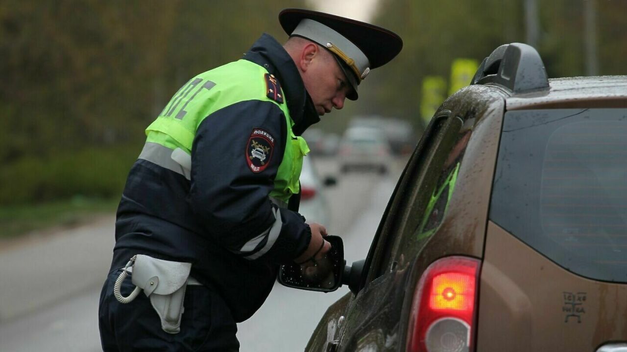 Новое правило вводится для всех, кто водит автомобиль. Теперь полный запрет Конституционный суд России ввёл временный запре...