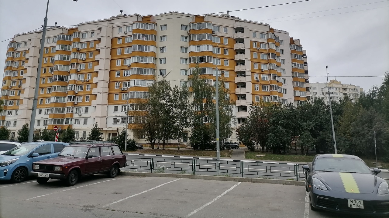 С прежней парковкой можно попрощаться: Верховный суд поставил точку и обязал водителей учитывать соседей Каждый вечер дворы превращаются в поле тихих ло...