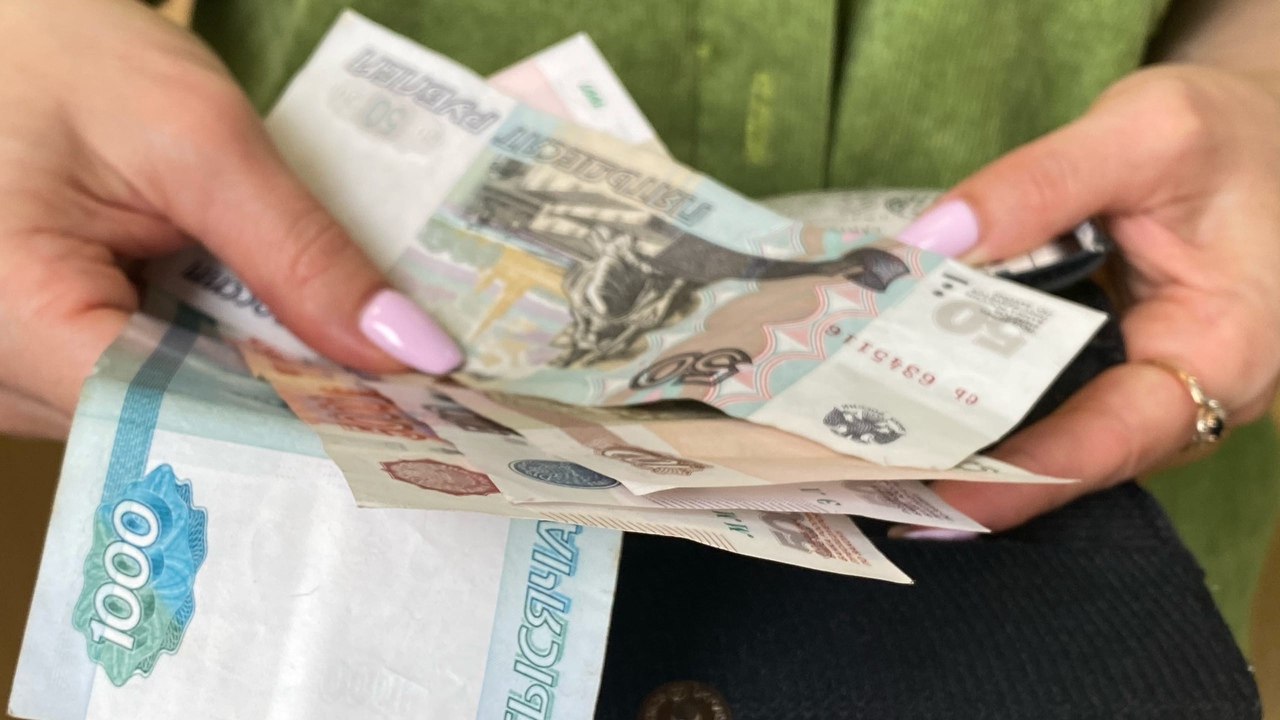 Россиянам отправят по 10 000 рублей с 3 апреля. Деньги придут на карту «Мир» и не только Уже в ближайшие дни россияне начнут получать де...