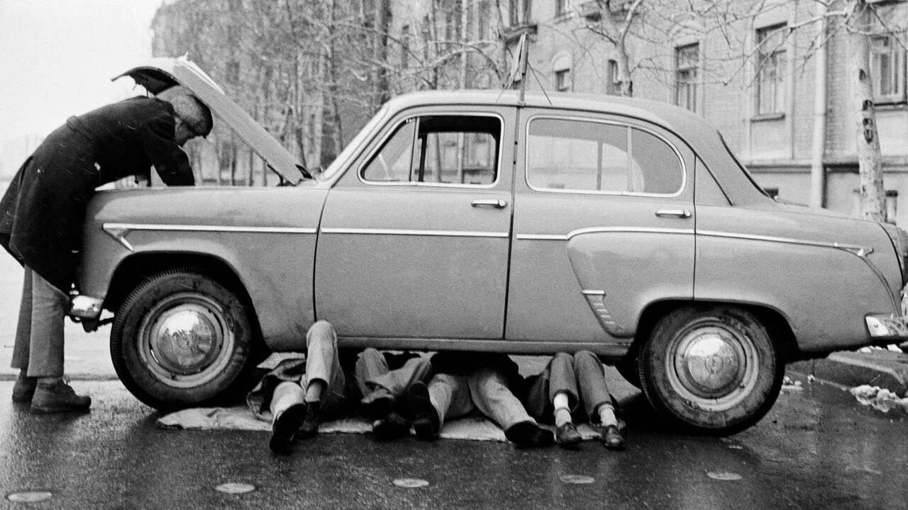 Без омывайки, тосола и аккумулятора — как справлялись осенью советские автолюбители Полвека назад, когда наступала осень, автомобил...