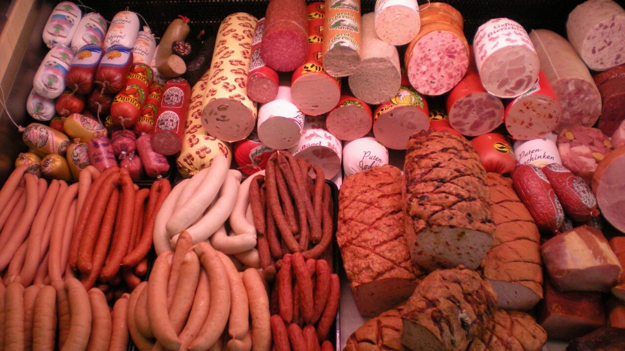 Внутри лишь натуральное мясо: в Роскачестве нашли лучшие сосиски и сардельки Проведенные исследования сосисок и сарде...