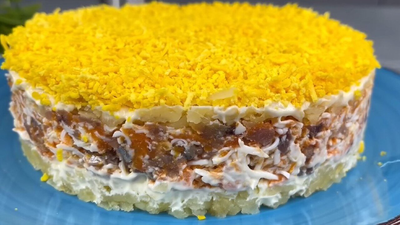 Салат «Простушка» — яркое сочетание бюджетных ингредиентов! Очень вкусно, быстро и сытно Салат «Простушка» с яйцами, свеклой и сыром — п...
