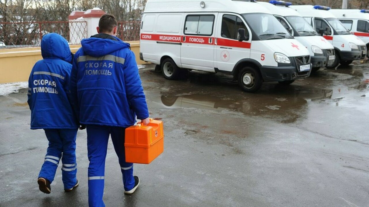 Держались за руки: двух мертвых школьниц нашли под окнами высотки По данным ряда СМИ, девочки, держась за руки, у...