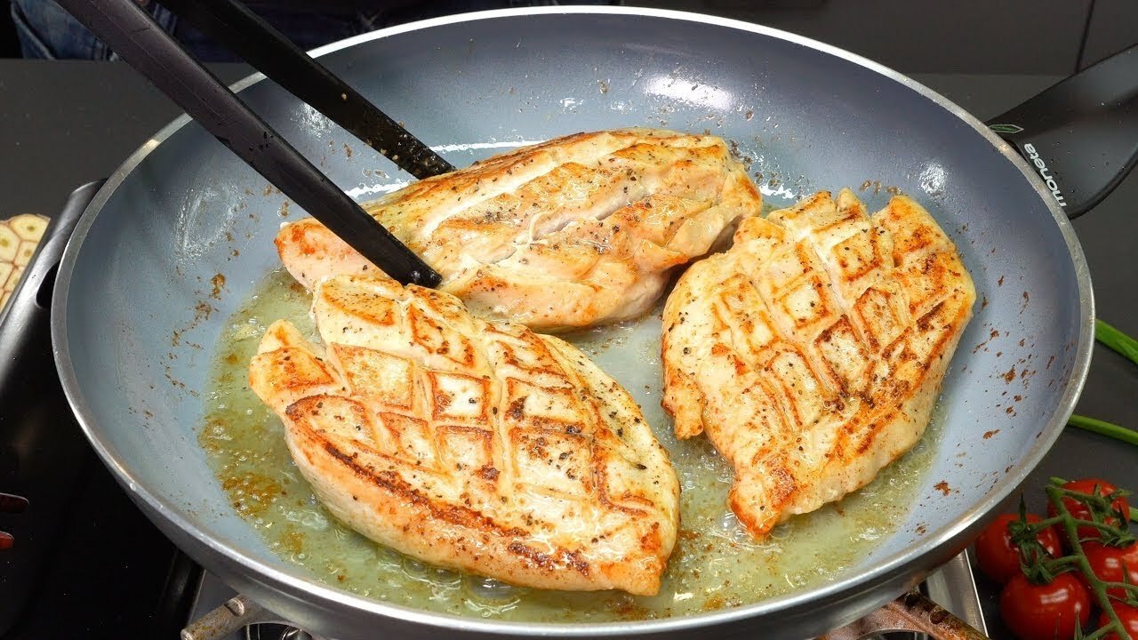 Такой вкусной куриной грудки у вас ещё не было: 10 минут на сковороде — и мясо сочное, как в ресторане Куриная грудка — это универсальный и полезный п...