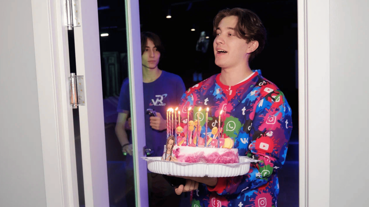 Дети скучают уже через полчаса, а родители снова спасают праздник: где в Казани день рождения выстроен так, что не надо включаться каждые пять минут Как проходит детский день рождения в VR в Каза...