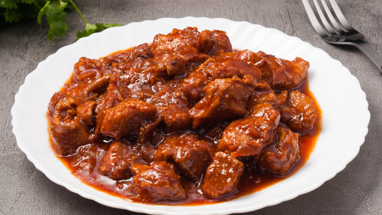 Настоящий домашний гуляш начинается не с мяса, ...
