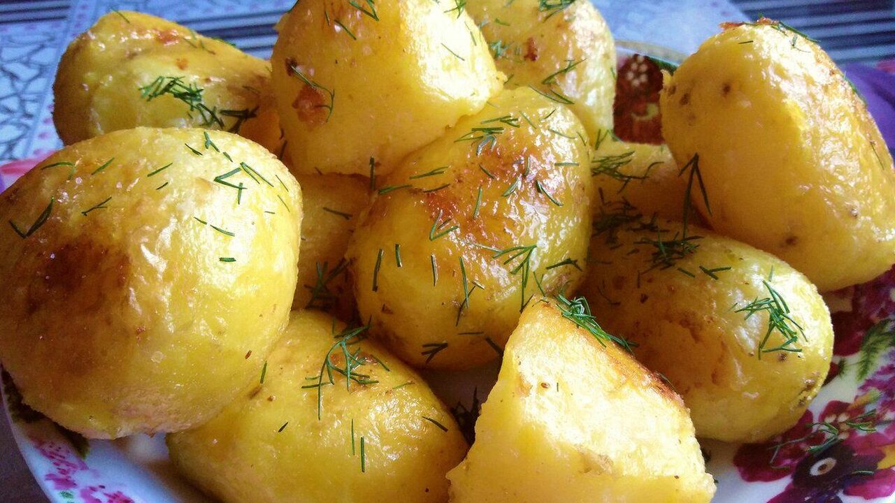Бросьте это в воду — и картошка станет намного вкуснее: даже сливочное масло не понадобится — получается рассыпчатая и ароматная Откройте для себя простой кулинарный трюк с зам...