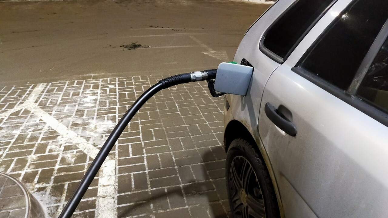 Цены на бензин и дизель в России в 2025 году ро...