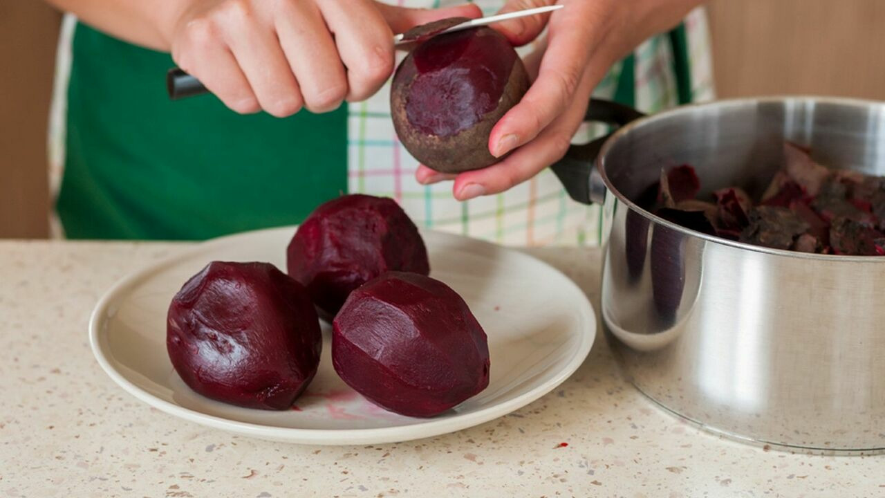 Вкусный салат со свеклой: гостей от него за уши не оттащить — простой и быстрый рецепт Салат со свеклой — это не только полезное, но и...