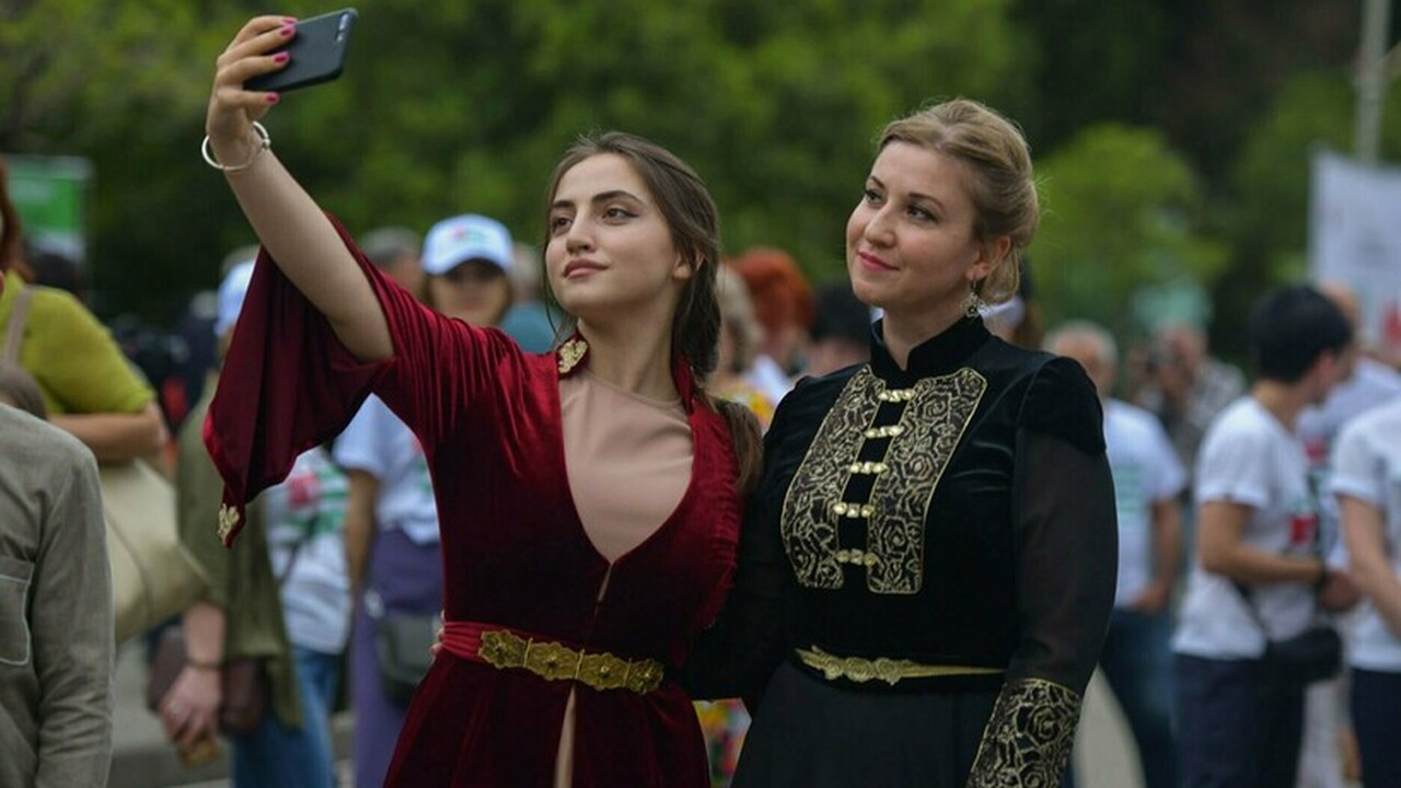 Абхазцы жалуются на неуважительное поведение туристов и мусор Поведение туристов злит абхазцев