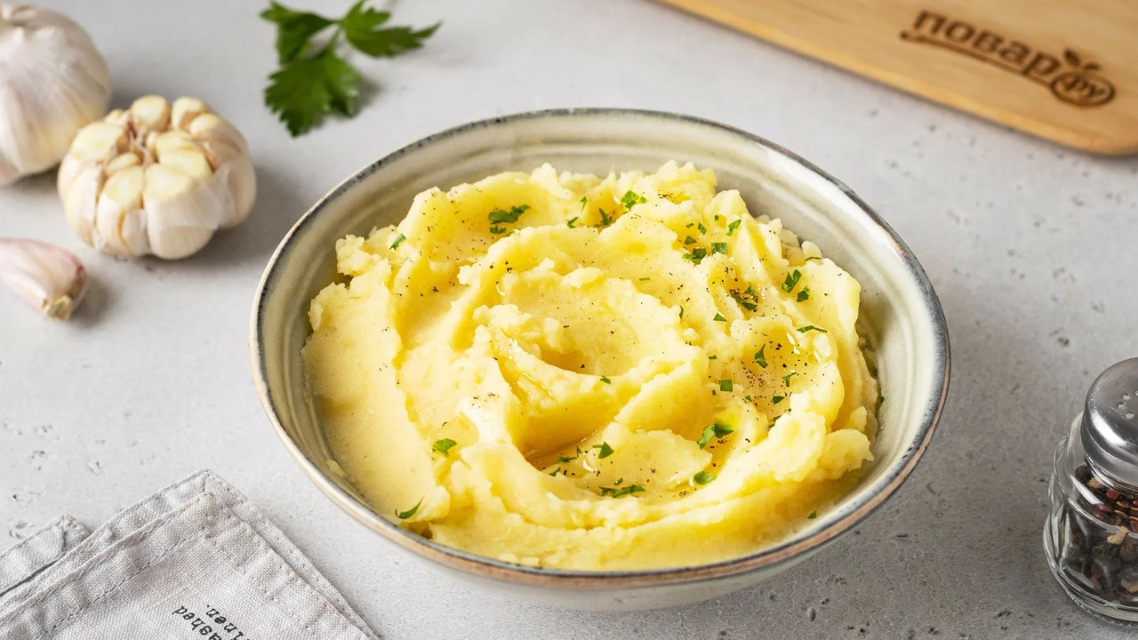 Картошку для пюре больше не варю: знакомый шеф-повар раскрыл, как делают в дорогих ресторанах Картофельное пюре — классика домашней кухни, с ...