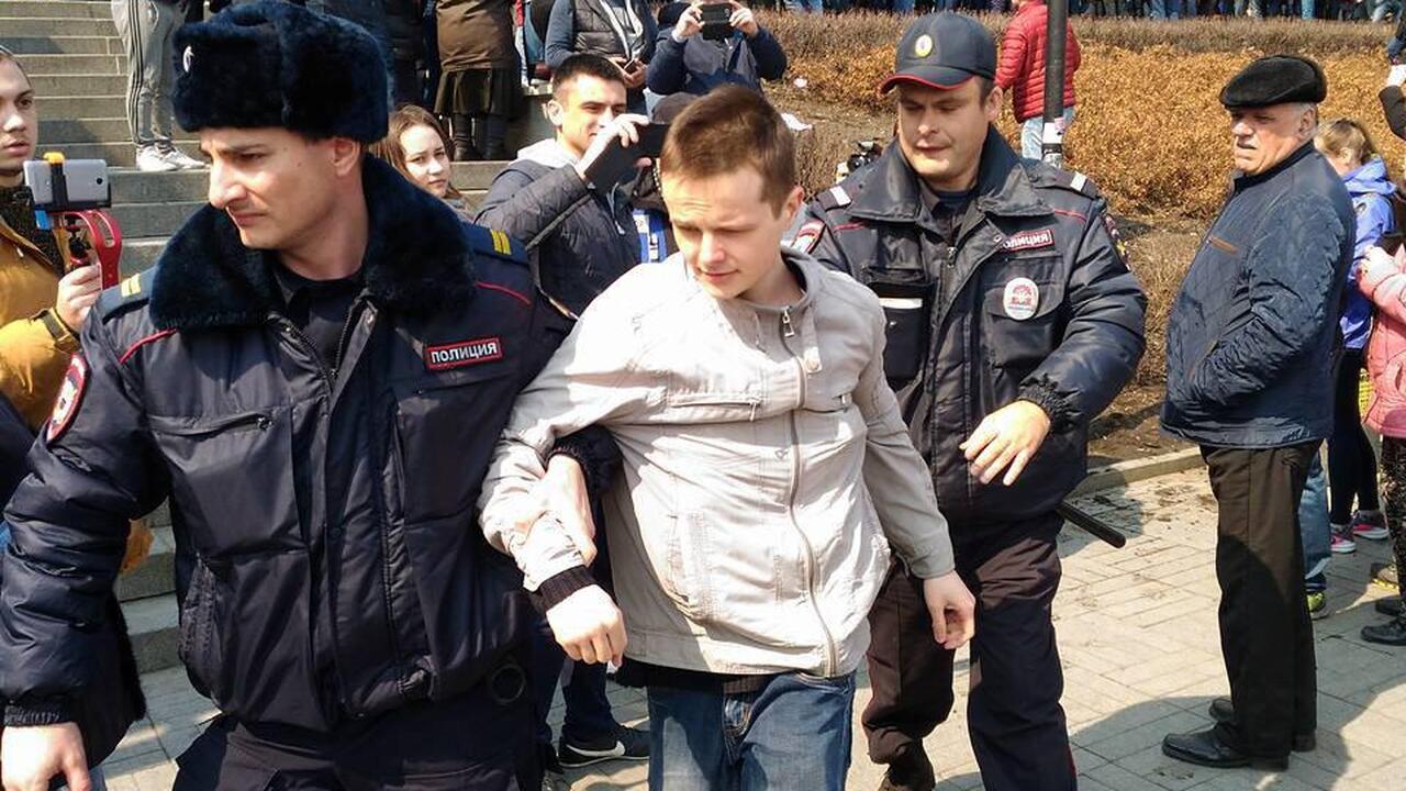 Били друг друга по головам: между мусульманками у мечети возникла драка Два инцидента с участием девушек — потасовка у ...