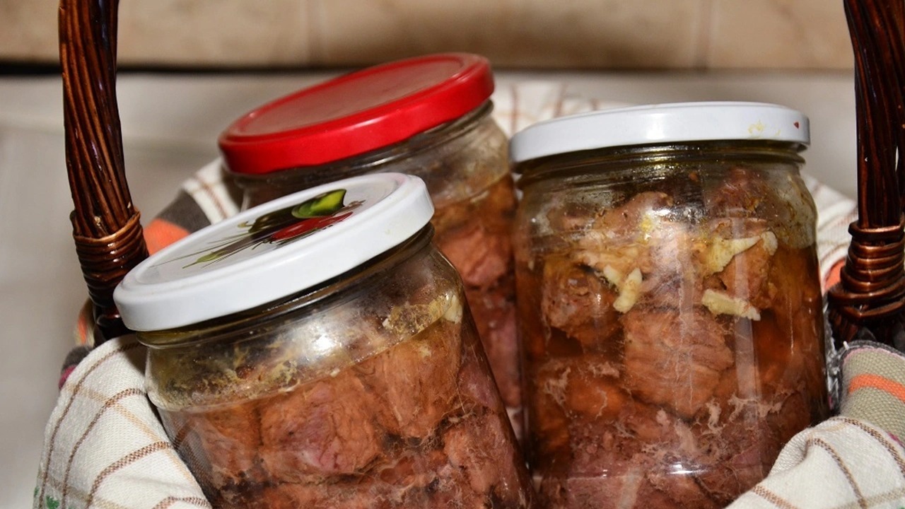 Домашняя тушёнка без автоклава: мясо получается мягче любого деликатеса Домашняя тушёнка — это не просто способ заготов...