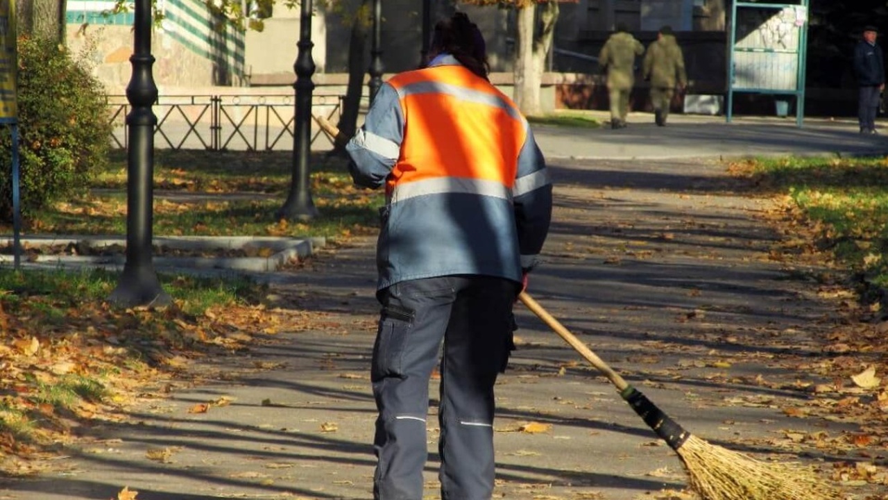 Долги за ЖКУ приводят к нехватке дворников в Казани Исполком Казани: Дефицит дворников связан с дол...