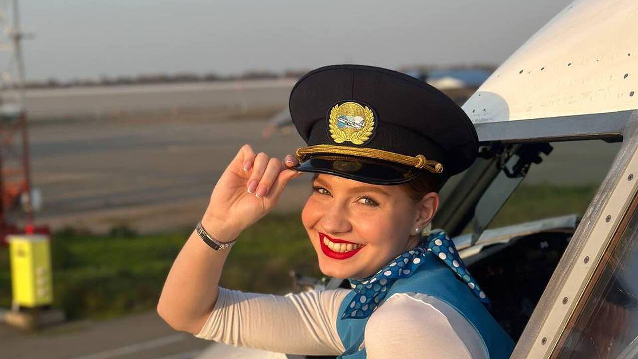 Сейчас она работает бортпроводницей и отмечает,...