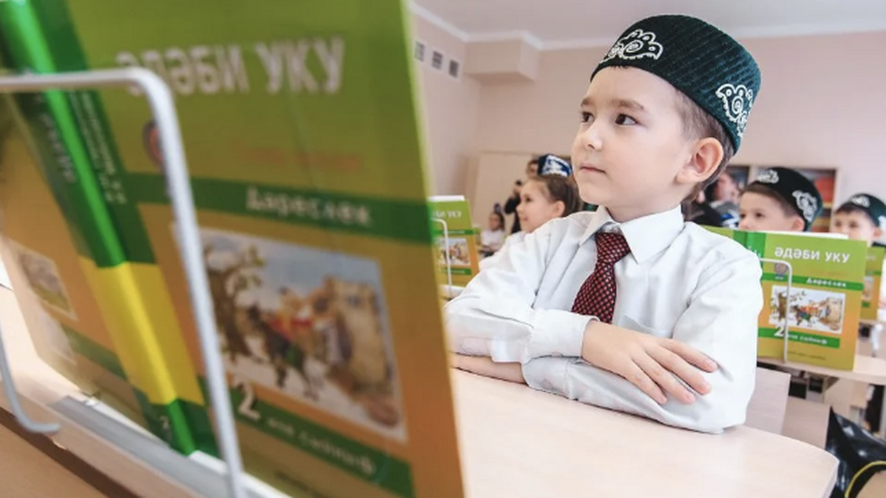 Ильсур Хадиуллин заявил о необходимости сохранения часов родных языков в школах Минобрнауки Татарстана просит сохранить часы на...