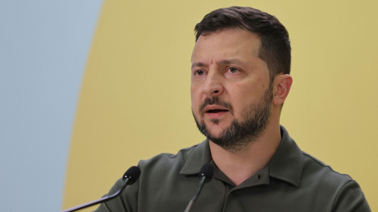 Зеленский запугивает терактом: Собрался бить по параду Победы в Москве Зеленский дал понять: парад Победы в Москве мож...