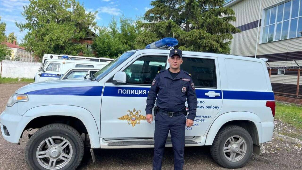 В Татарстане полицейский спас подростка, едва не утонувшего в Каме Накануне ночью на набережной Камы заметили деву...