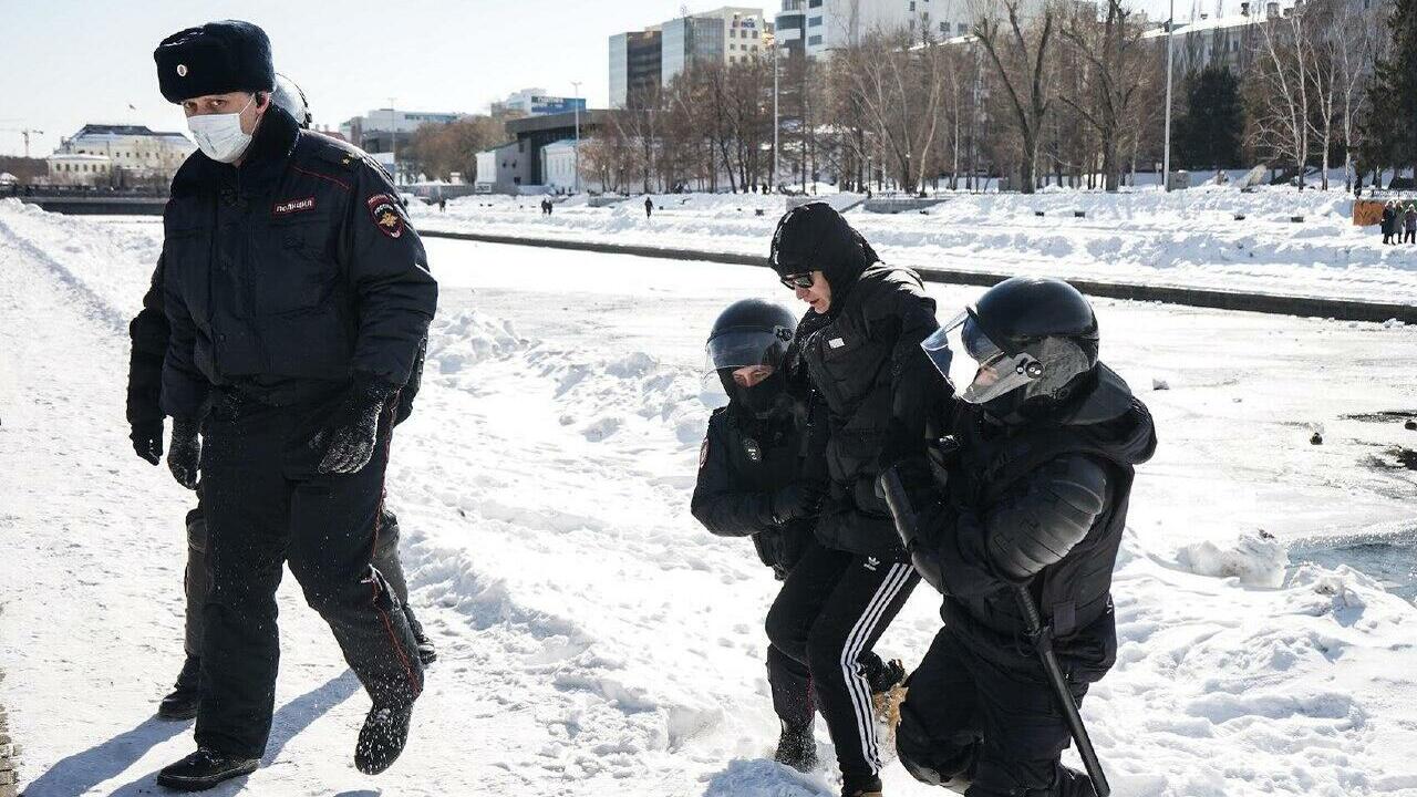 «Лежал в луже крови»: россиянина жестоко казнили посреди города В Дзержинске двое мужчин до смерти избили 37-ле...
