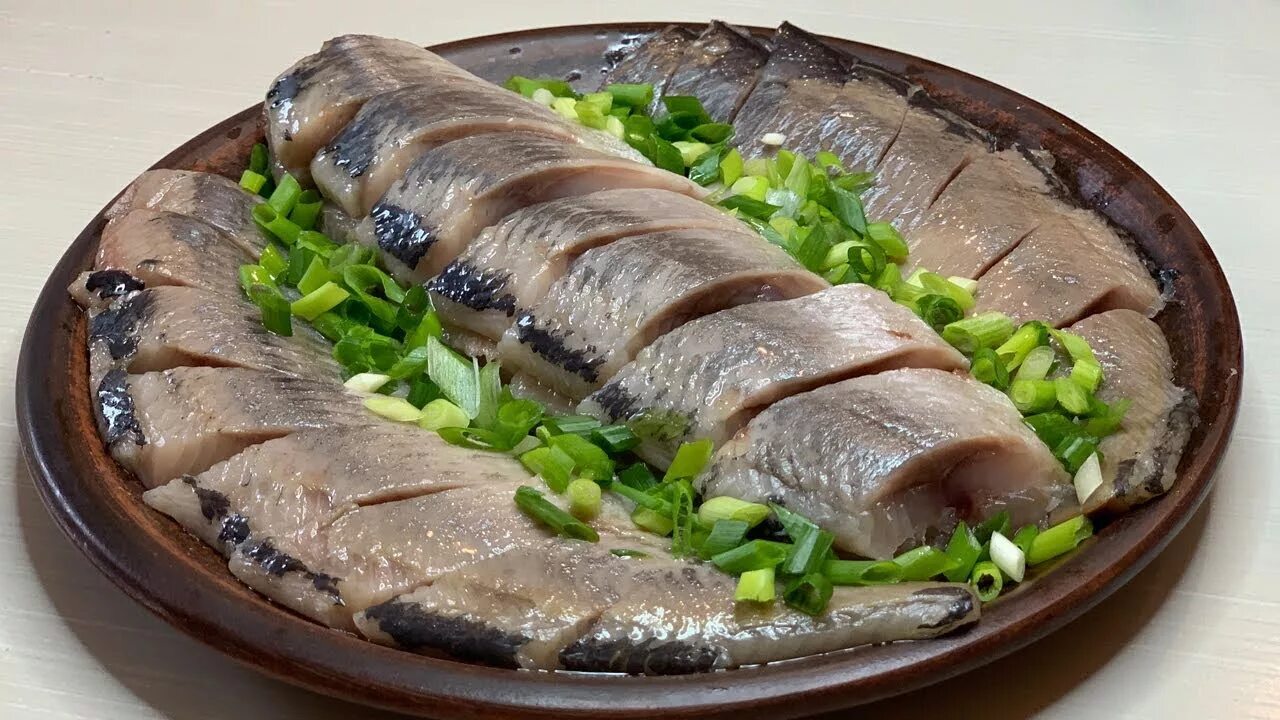 Замаринуй селёдку по-новому — через сутки она станет вкуснее красной рыбы Этот необычный рецепт маринованной сельди спосо...