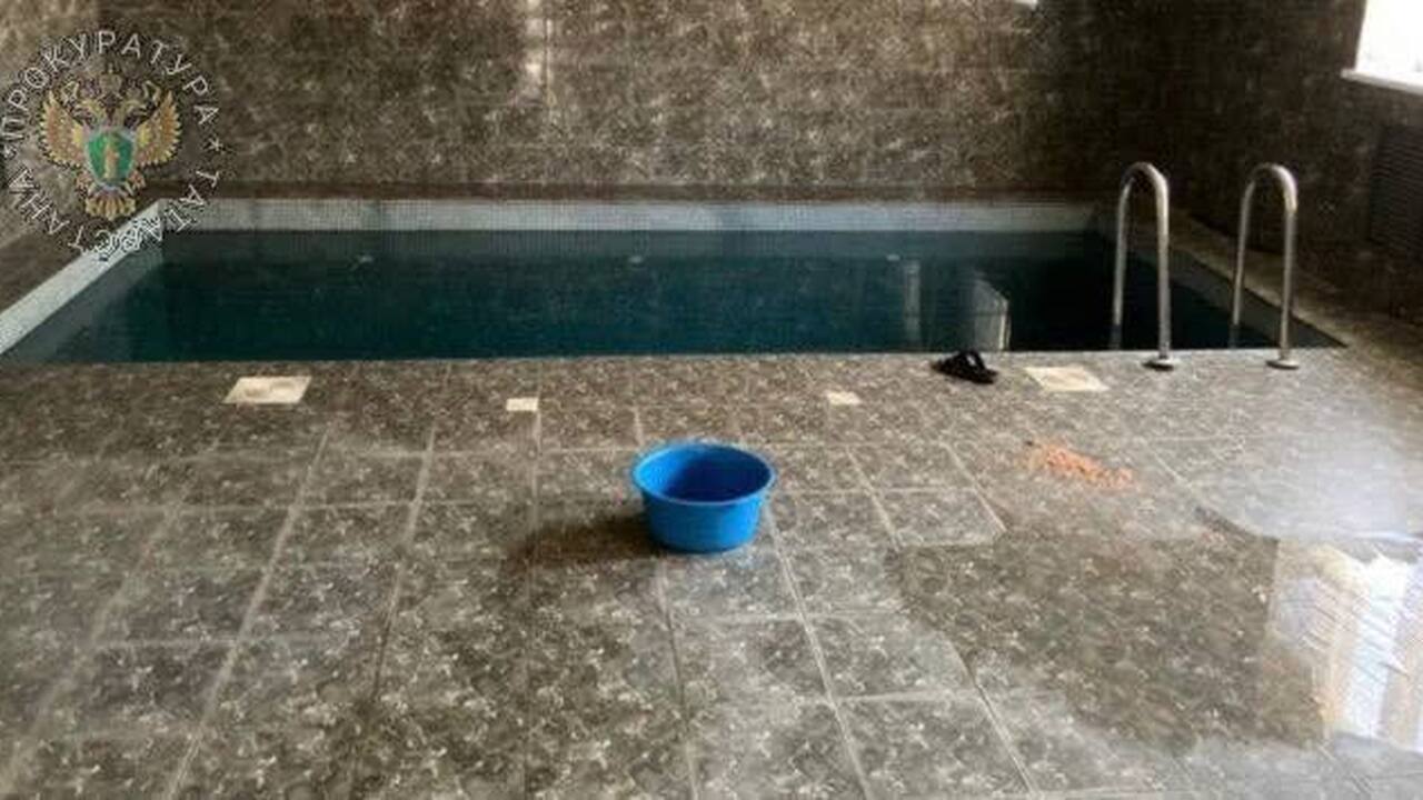 Срок получила хозяйка коттеджа, в бассейне которого от удара током умер мужчина Женщина не признала своей вины