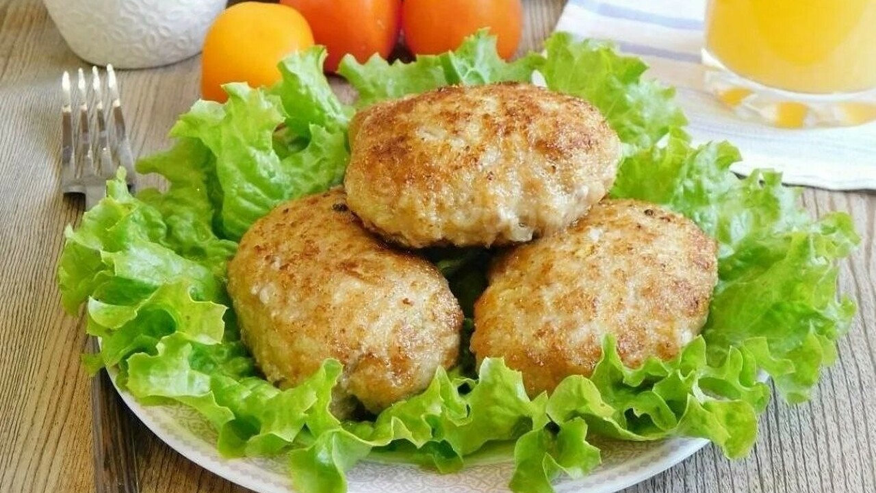 Простой и быстрый рецепт сочных куриных котлет,...