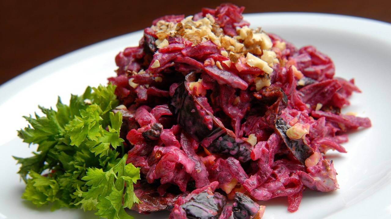 Вкусный салат с сочной свеклой: домашних от него за уши не оторвать — легкий и быстрый рецепт Быстрый и полезный салат из свеклы с орехами и ...