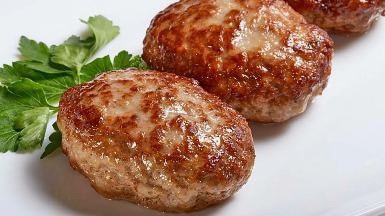 Чтобы котлеты были безумно вкусными, используйте этот секрет от бабушки: готовлю только так, и никто не верит в секрет Чтобы котлеты получились невероятно вкусными и ...