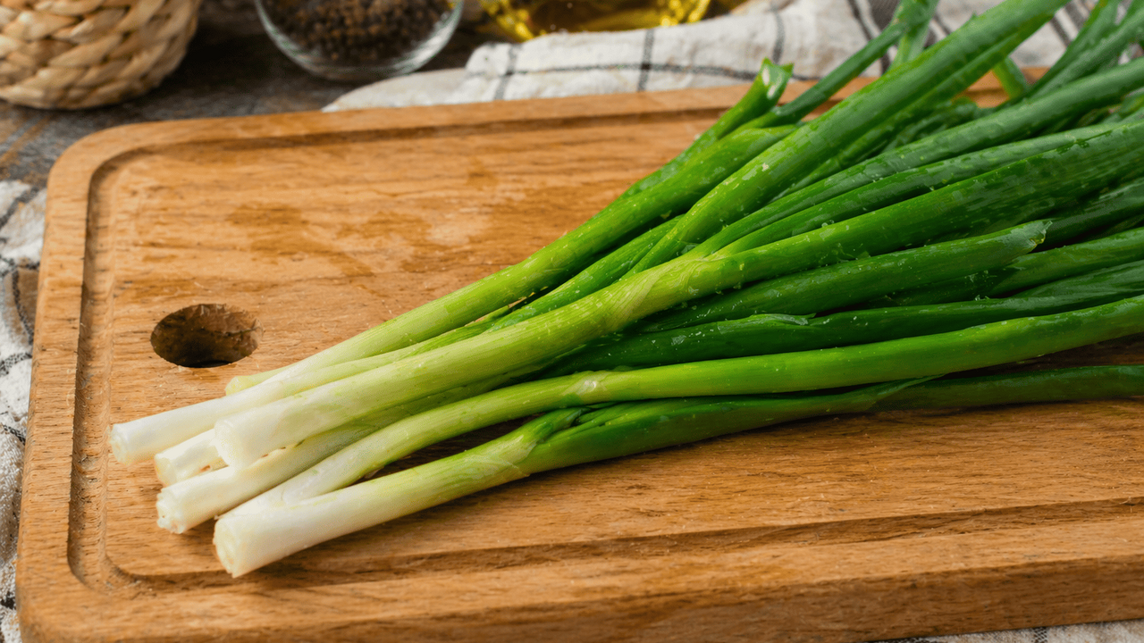 Весной зеленый лук на столе нужен каждый день, ...