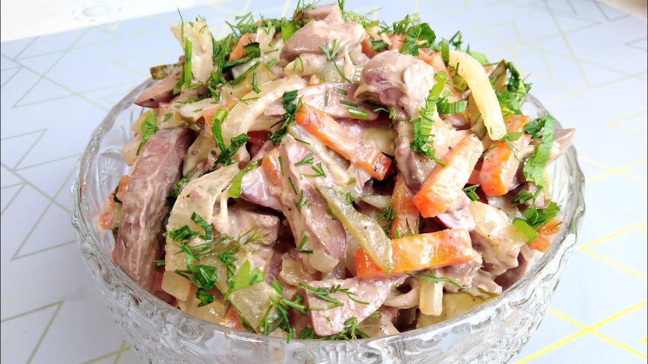 Салат «Обжорка» - просто и быстро: 4 ингредиента, а вкус невероятный – сметают со стола самым первым Популярный салат «Обжорка» — это идеальное соче...