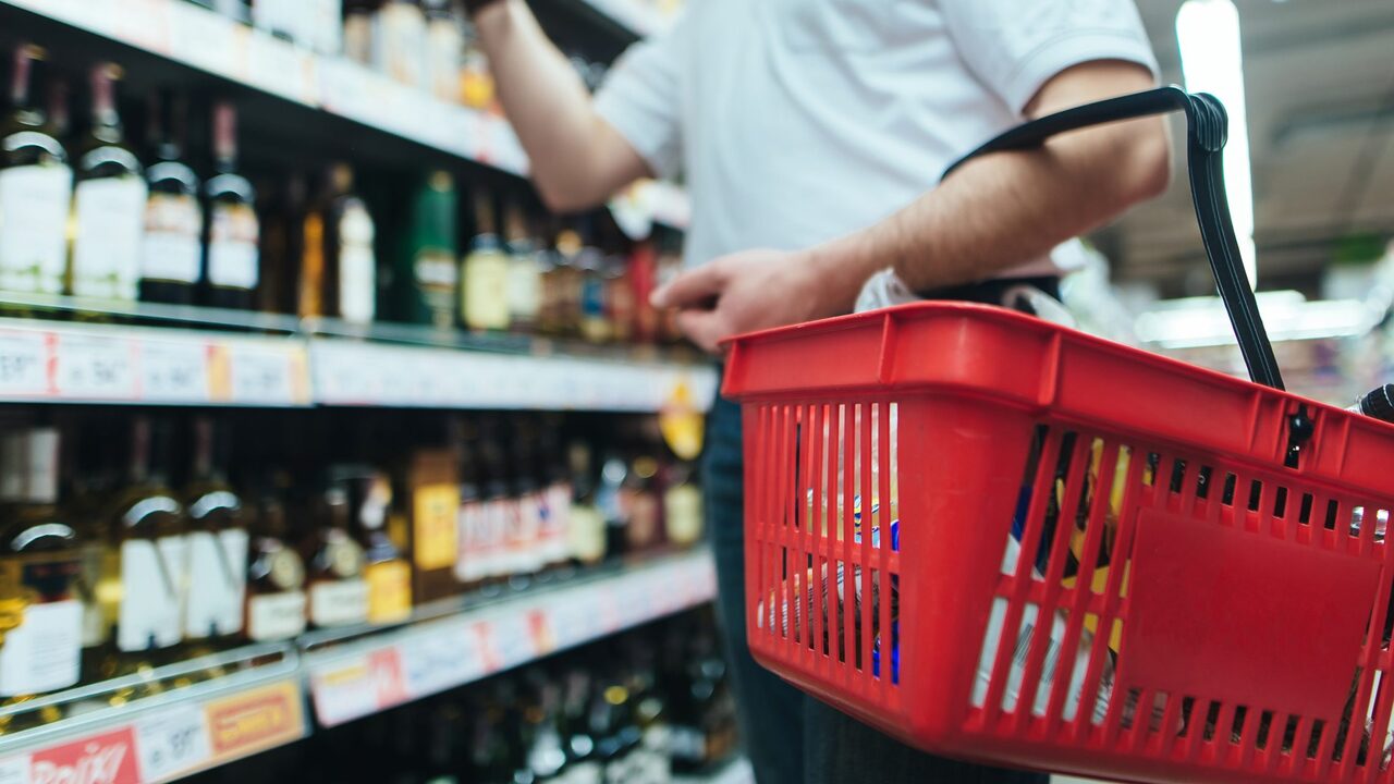 В Казани ограничат продажу алкоголя в день матча «Рубин» – «Зенит» В Казани будет введено временное ограничение на...