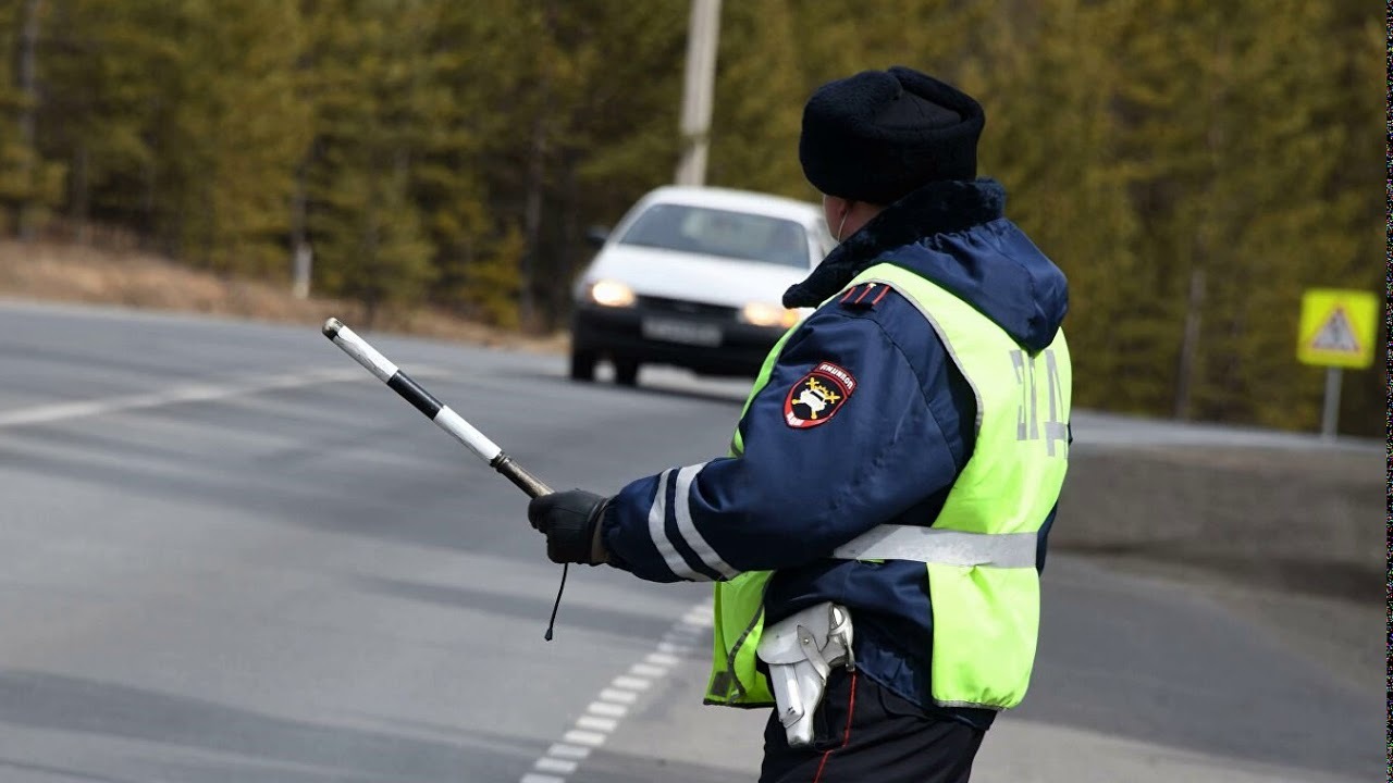 В каких случаях инспектор не имеет права останавливать автомобиль — разъяснение юристов Инспектор дорожно-патрульной службы не обладает...