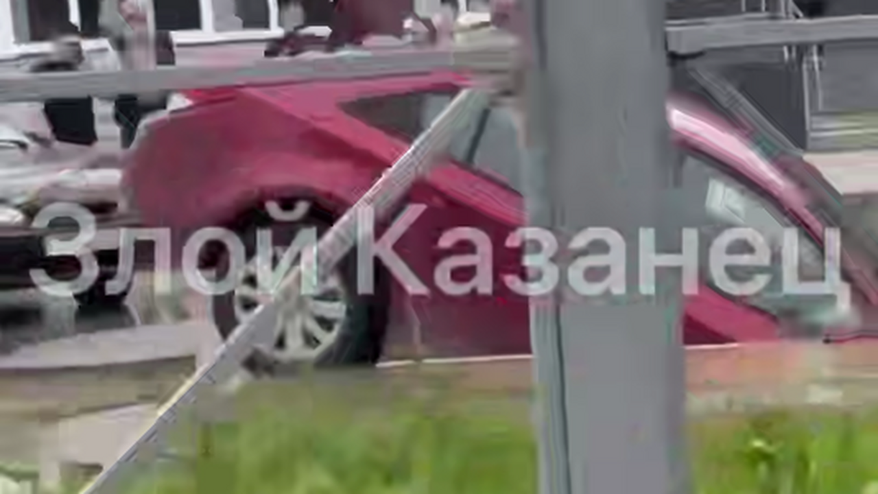 В Казани машина провалилась в яму Где это случилось?
