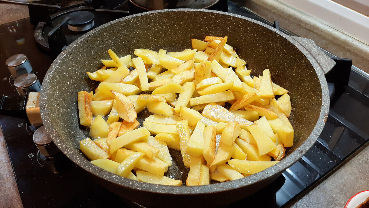 Жареный картофель — простое на первый взгляд бл...