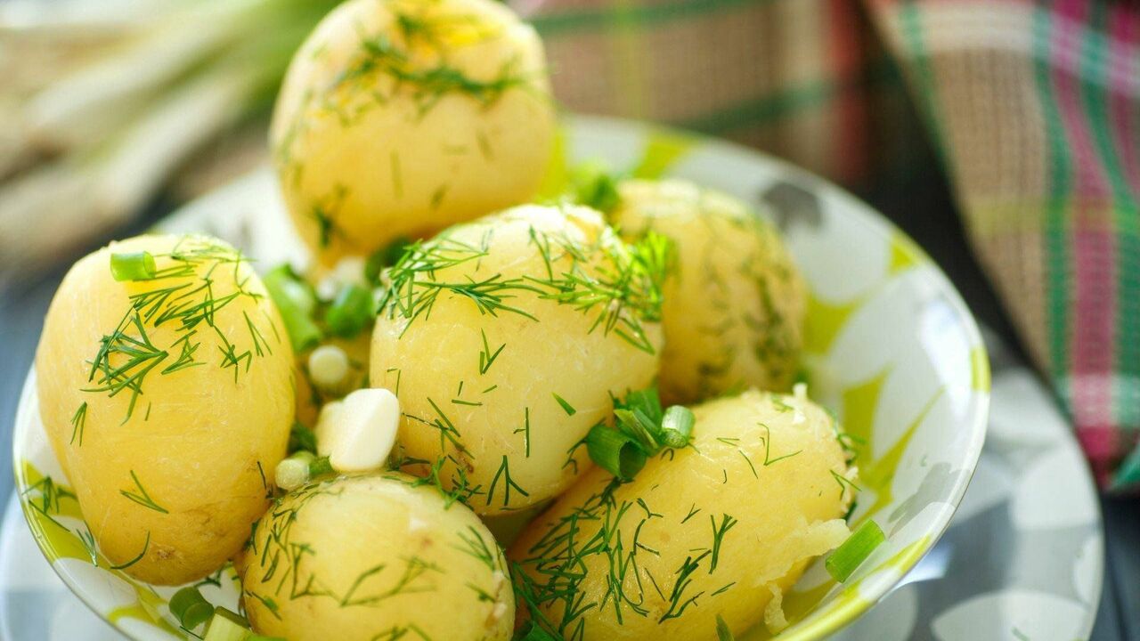 Бросьте в воду — и картошка в 100 раз вкуснее: даже сливочное масло не нужно — получается рассыпчатая и ароматная Любители кулинарии постоянно ищут новые способы...