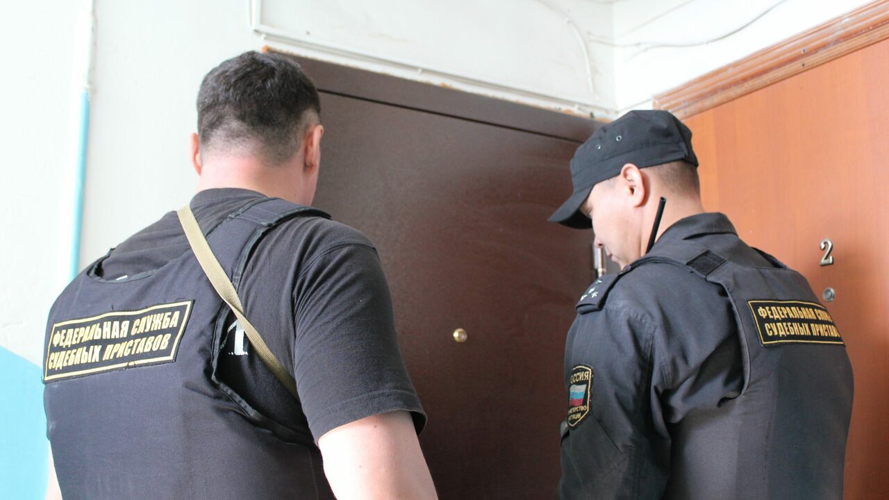 Выселят и выставят квартиру на торги: россиянам назвали способы выселить проблемных соседей Проблемные соседи, создающие невыносимые услови...