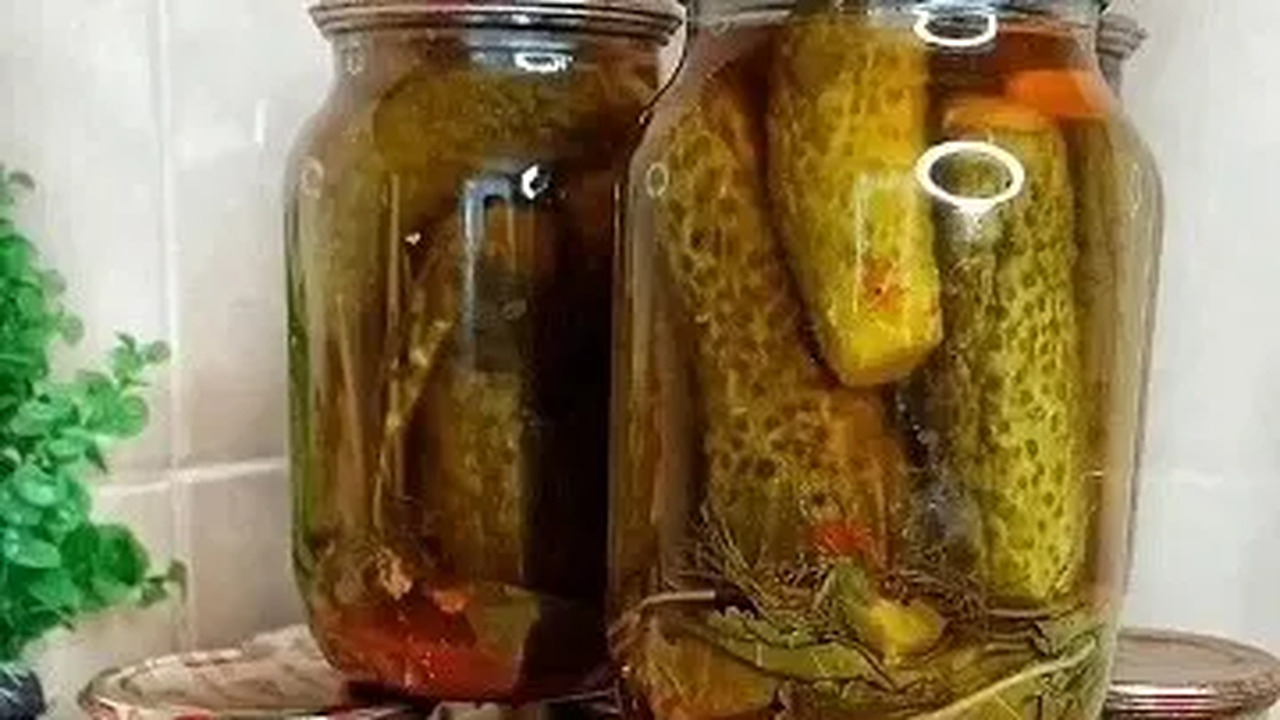 Вкуснейший рецепт засолки огурцов: просто и быстро Этот рецепт засолки огурцов подарит вам невероя...