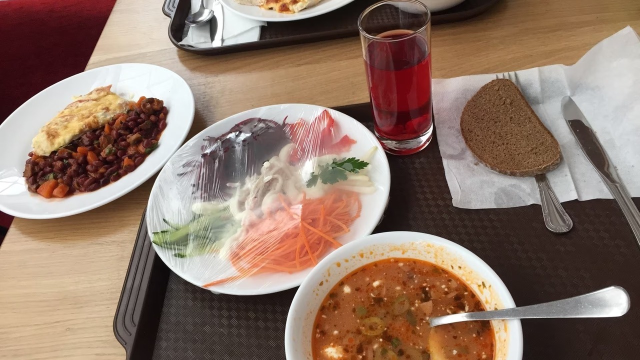 Опаснее, чем ямы на трассе: 11 продуктов, которые я никогда не пробую в придорожных кафе Долгие поездки на автомобиле всегда связаны с н...