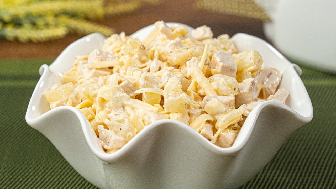 Невероятно вкусный салат с курицей и ананасами: тайны идеального сочетания Салат с курицей и ананасами — это классическое ...