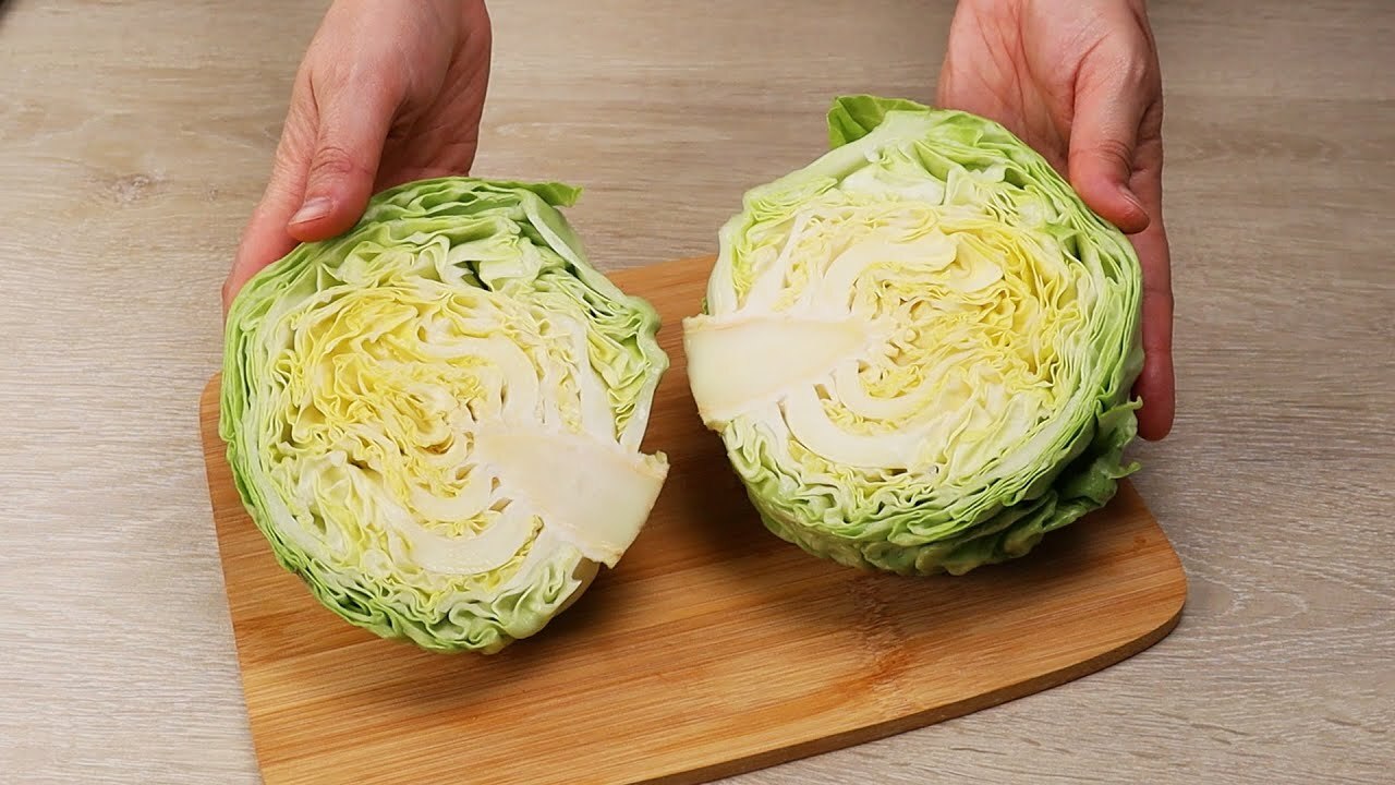 Капуста с хрустом и остротой — идеальная закуска, которая становится вкуснее с каждым днём Квашеная капуста — это не только традиционное б...