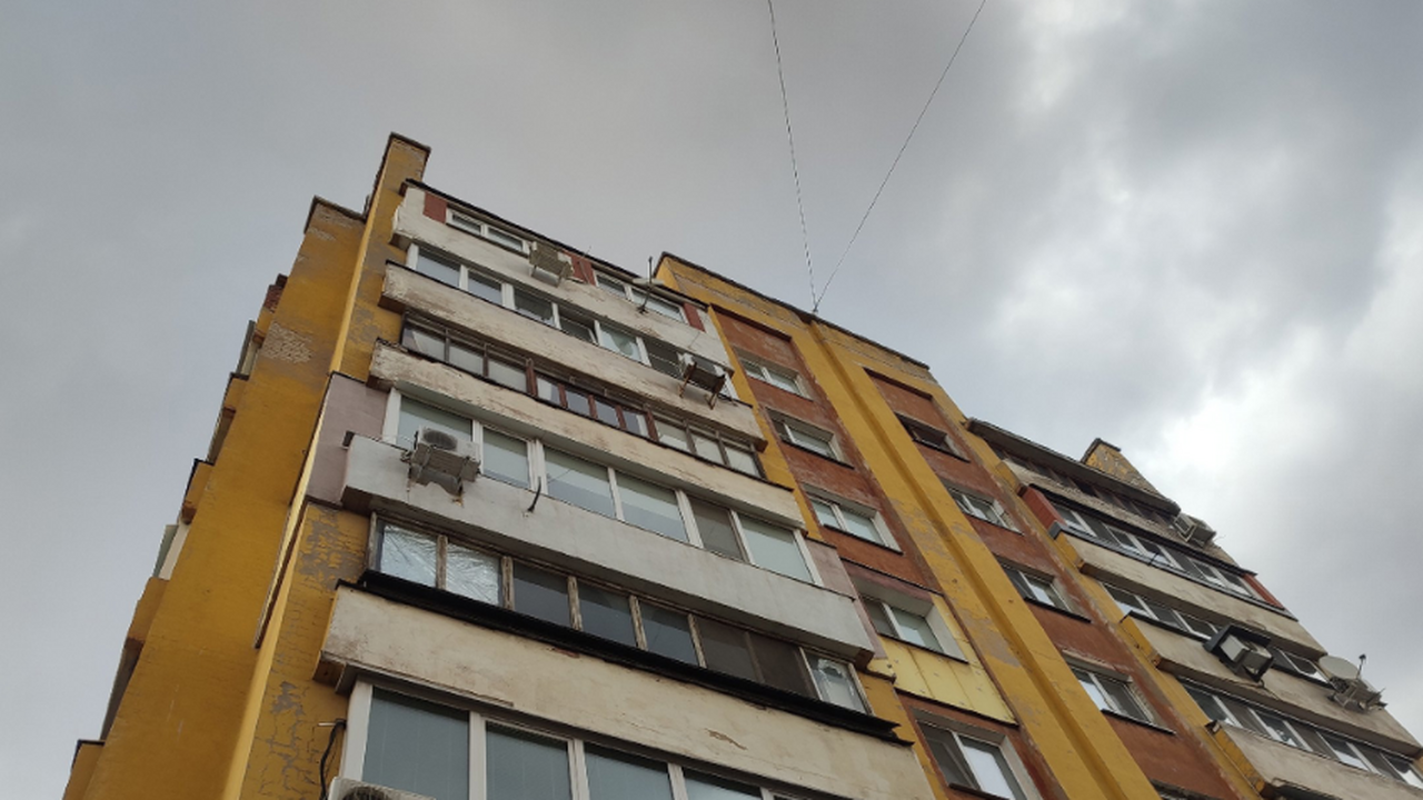 В Набережных Челнах дети катаются на самокатах по крыше 10-этажки Было проверено 12 подъездов, но двери, ведущие ...