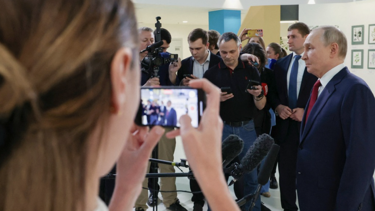 Мало кто заметил: но есть фраза Владимира Путина, которая напугала не только Киев, но и Запад Экономист Михаил Хазин объяснил, почему Запад н...
