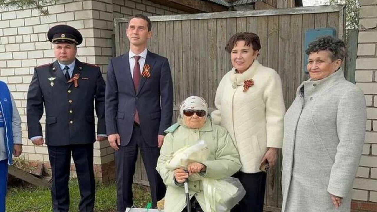 В Менделеевске поздравили бывшую узницу концлагеря Антонину Кравченко В Менделеевске в преддверии 80-летия Победы в В...