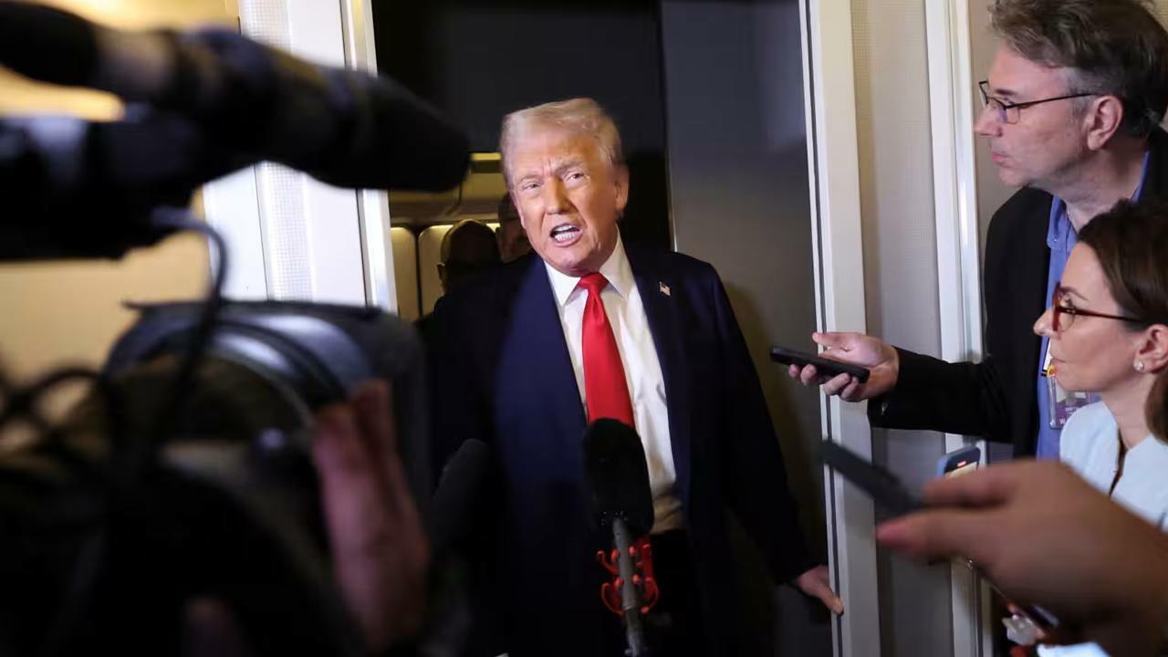 «Зол и взбешён». Трамп грозит России новыми санкциями Президент США Дональд Трамп пригрозил России но...