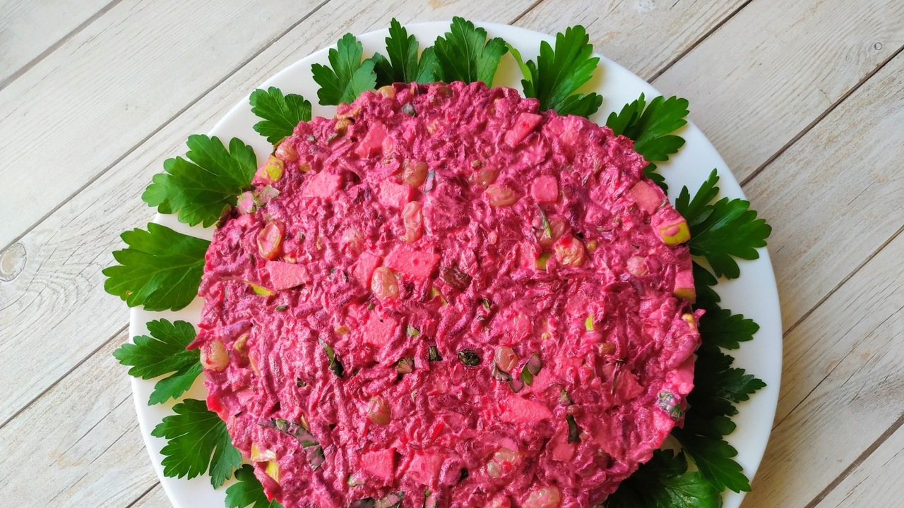 Вкусный салат со свеклой: домашних от него за уши не оттащить — легкий и простой рецепт Свекла — отличный выбор для питательного салата...